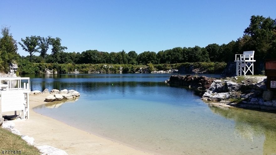 Well Kept Move-In Ready Condo In Desirable Heritage Lakes Large Living room, Separate Dining Room, Private Laundry Room, Primary Bedroom w/ Huige Walk-In Closet & Much More! Walking Distance To Quarry/Lakw/ Beach ... Great Rental!! Must See!