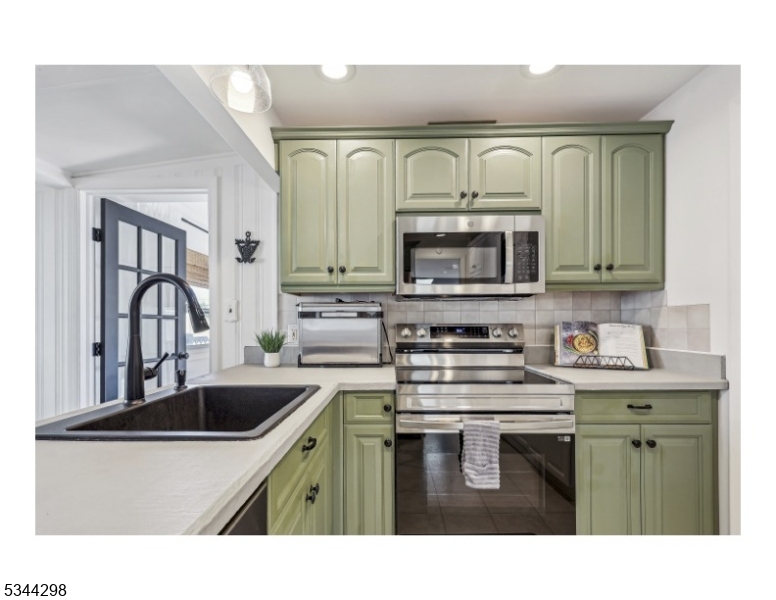 Mount Arlington Boro, New Jersey 07856, United States, 2 Bedrooms Bedrooms, ,1 BathroomBathrooms,Residential,Active,93201