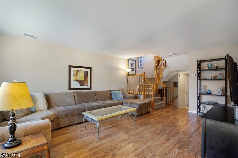 16 Fox Hunt Dr