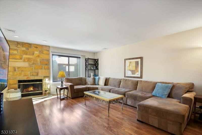 16 Fox Hunt Dr