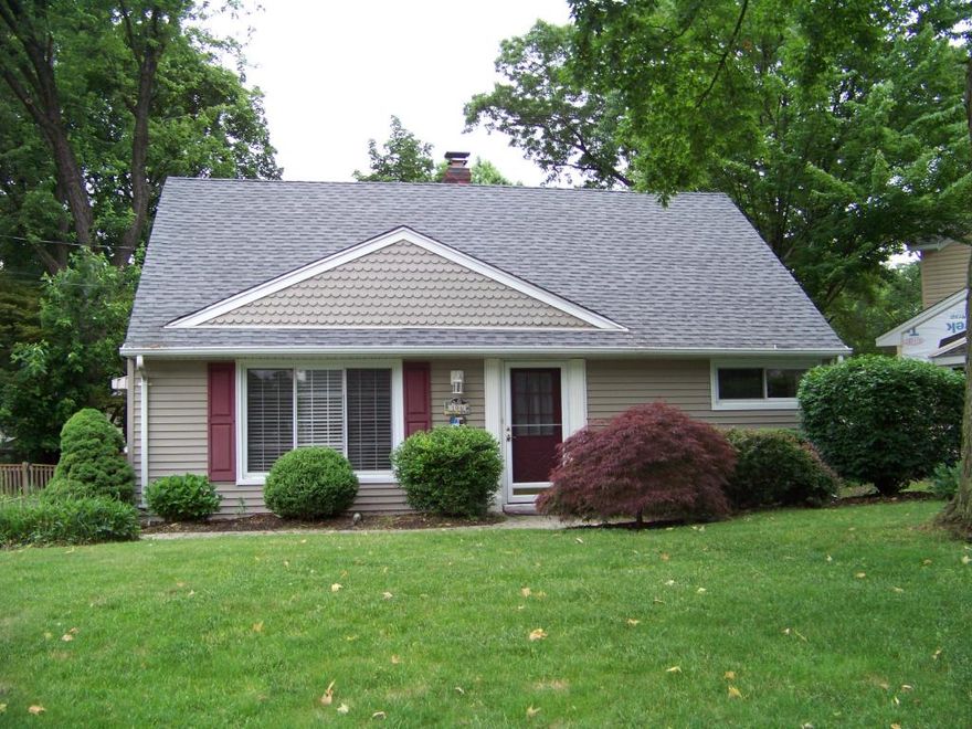 Lovely 2 Bedroom, 1 Bath Apartment with spacious living space.  Hardwood floors, ceiling fans and laundry in unit.  Quiet, convenient location, super close to the center of Morristown!  Minutes to restaurants, shops, theaters.  Close to major highways 287, 80, 24 and train station.  A quiet, ultimate prime location!