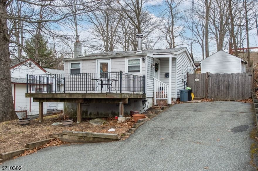 Charming 2 bedroom 1 bath fully updated lake house walking distance to the largest lake in NJ. Come enjoy boating, fishing, restaurants and marina's.