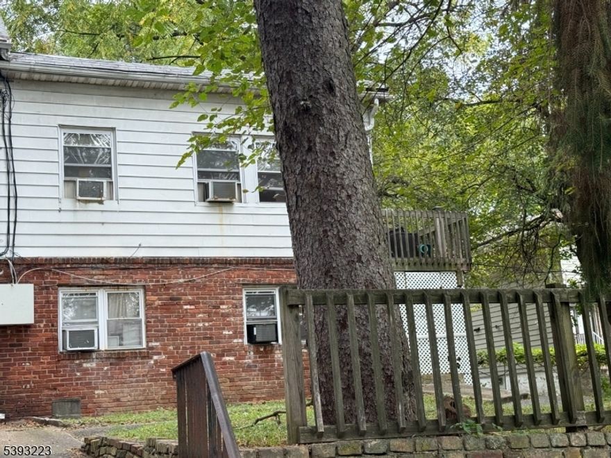 2ND FLOOR APARTMENT LOCATED IN A 7 UNIT APARTMENT BUILDING. JUST UNPACK YOUR BAGS. FRESHLY CLEANED & PAINTED. L/RM,D/RM COMBO,EAT IN KITCHEN. WONT LAST AT THIS PRICE! HEAT & HOT WATER INCLUDED!!!