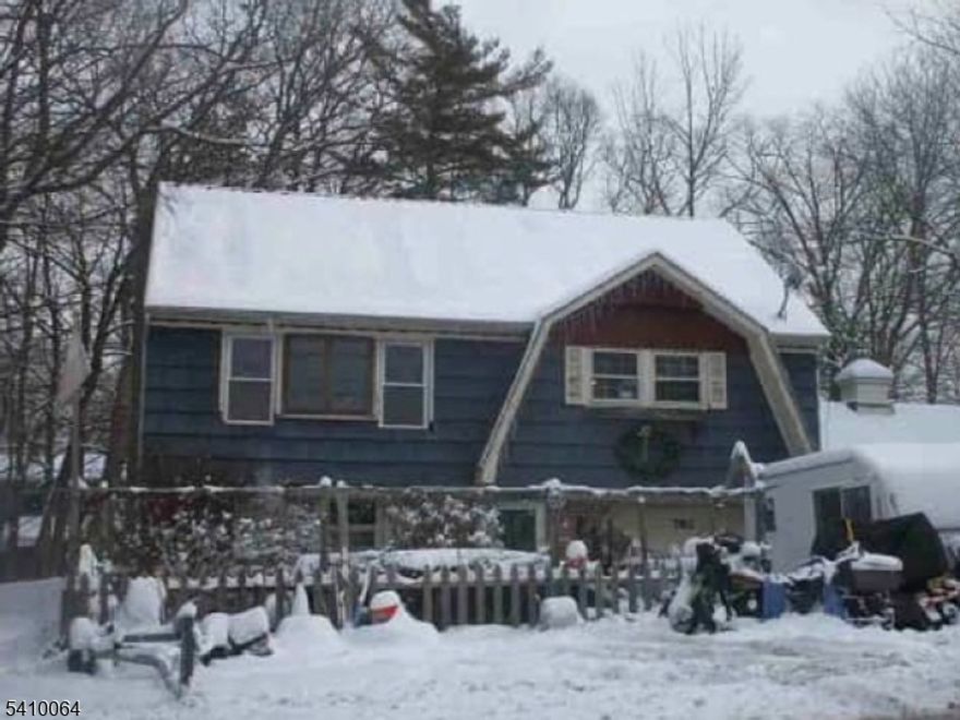 Looking for a great opportunity? This property has tons of potential and isaverage in living space size for the neighborhood. It is located close to mainroads with easy access to local amenities, such as shopping, banking, schools, andvarious eateries. Per our APPRAISAL describes the property as a SFR (colonial)built in 1969. It has a GLA of approx. 1388 and has 3 bedrooms and 1bath, NObasement and 1-Built-In Garage. The property is on 9148 sf ft lot*** Seller cannotguarantee access at any given time. Offers may be made sight unseen *** Visualinspection is available attached and also on HUBZU. ***