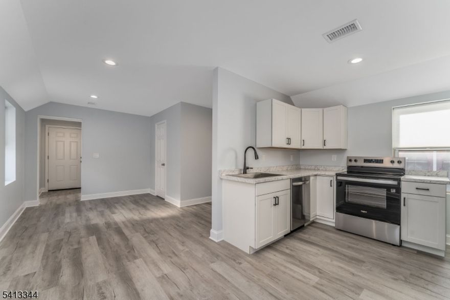 Fully renovated top-floor apartment with a new kitchen and bathroom. Interior freshly painted, with new flooring. Two spacious bedrooms. Apartment above a restaurant and salon.