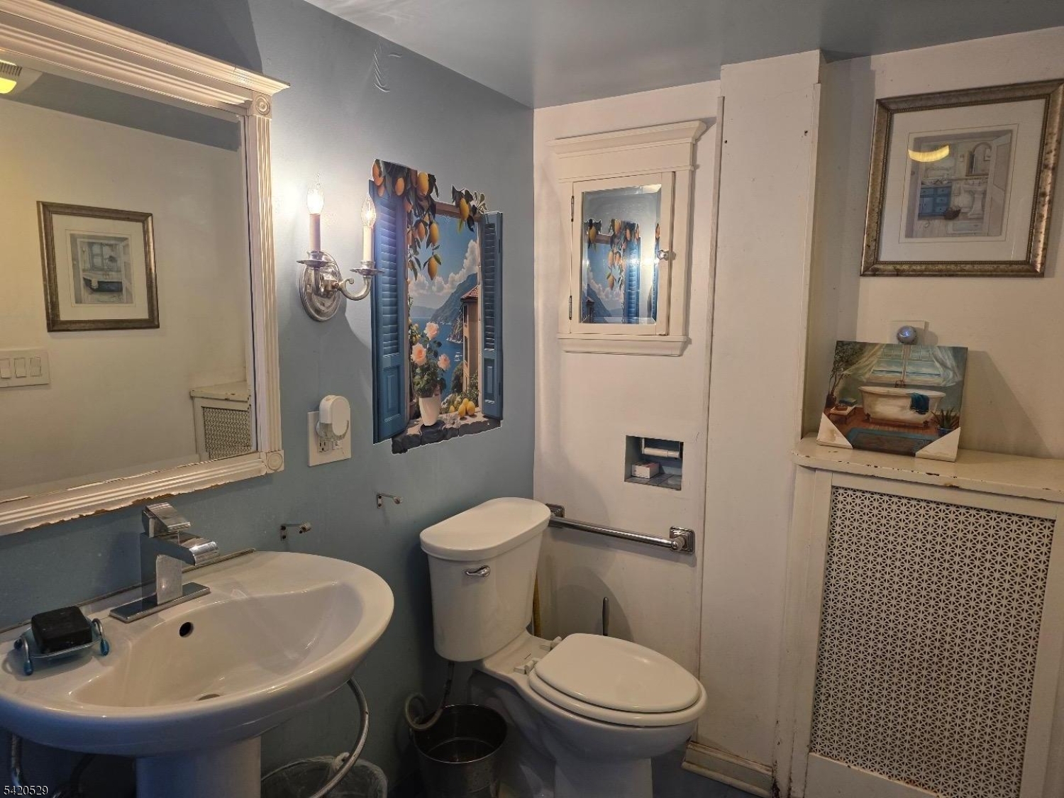 Main image without alt text