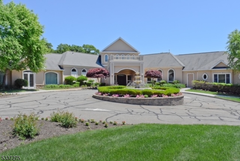 Rockaway Twp., New Jersey 07866, United States, 2 Bedrooms Bedrooms, ,2 BathroomsBathrooms,Residential,Pending,6914