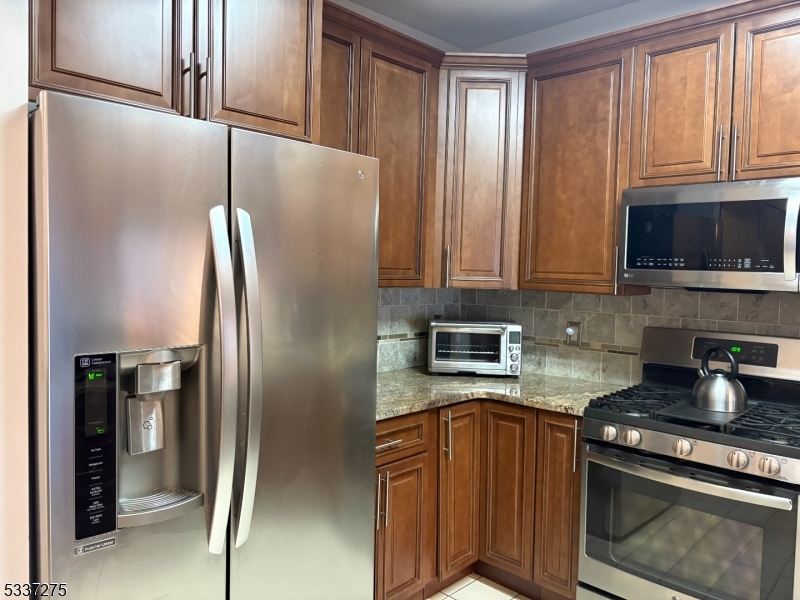 Rockaway Twp., New Jersey 07866, United States, 2 Bedrooms Bedrooms, ,2 BathroomsBathrooms,Residential,Pending,6914