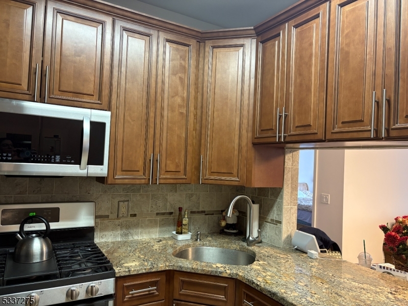 Rockaway Twp., New Jersey 07866, United States, 2 Bedrooms Bedrooms, ,2 BathroomsBathrooms,Residential,Pending,6914