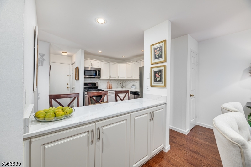 West Orange Twp., New Jersey 07052, United States, 1 Bedroom Bedrooms, ,2 BathroomsBathrooms,Residential,Active,156809