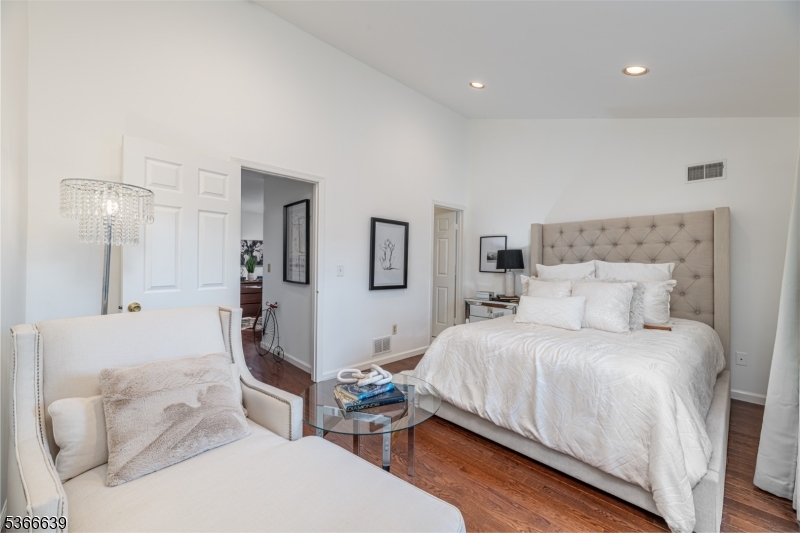 West Orange Twp., New Jersey 07052, United States, 1 Bedroom Bedrooms, ,2 BathroomsBathrooms,Residential,Active,156809