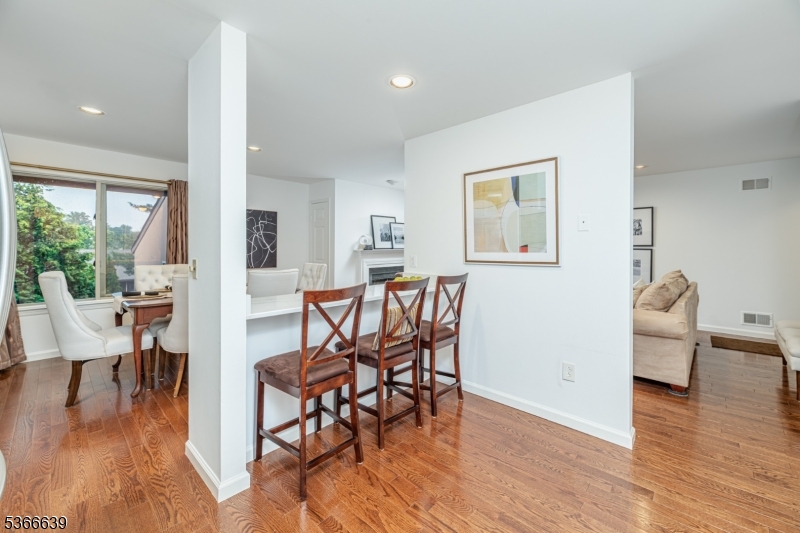 West Orange Twp., New Jersey 07052, United States, 1 Bedroom Bedrooms, ,2 BathroomsBathrooms,Residential,Active,156809