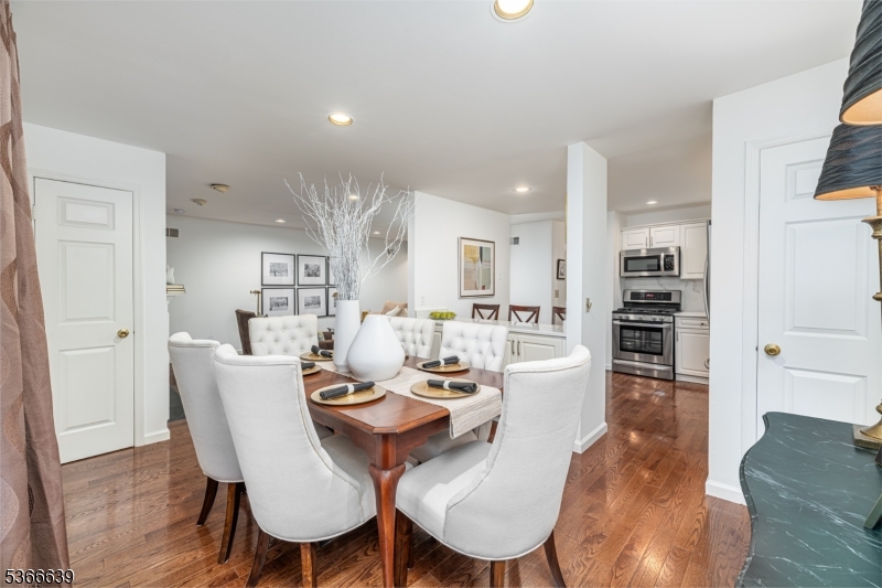 West Orange Twp., New Jersey 07052, United States, 1 Bedroom Bedrooms, ,2 BathroomsBathrooms,Residential,Active,156809