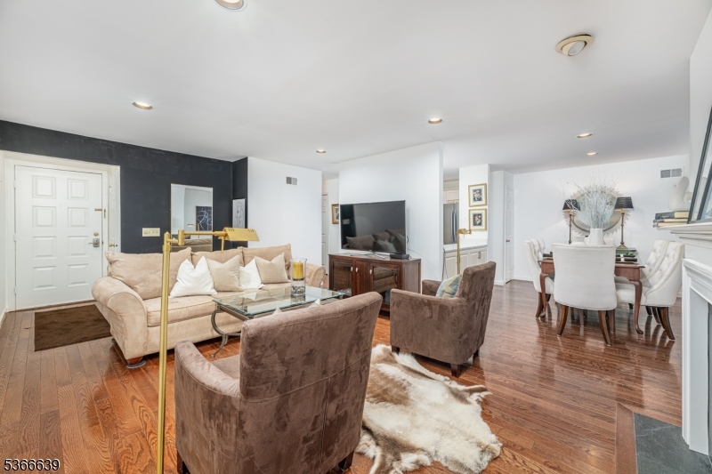 West Orange Twp., New Jersey 07052, United States, 1 Bedroom Bedrooms, ,2 BathroomsBathrooms,Residential,Active,156809