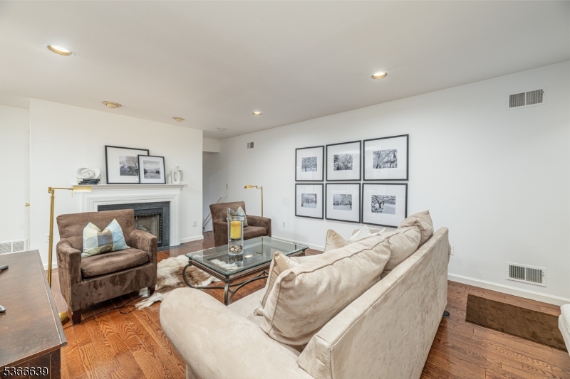 West Orange Twp., New Jersey 07052, United States, 1 Bedroom Bedrooms, ,2 BathroomsBathrooms,Residential,Active,156809