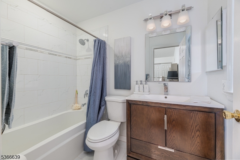 West Orange Twp., New Jersey 07052, United States, 1 Bedroom Bedrooms, ,2 BathroomsBathrooms,Residential,Active,156809