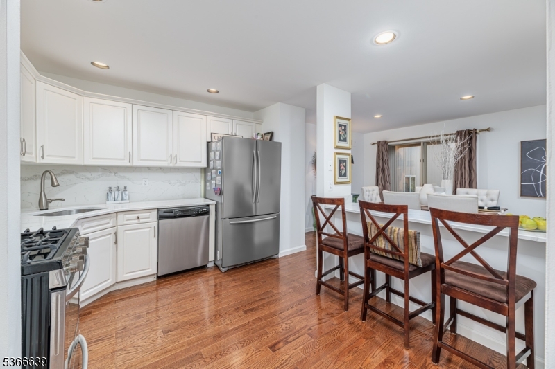 West Orange Twp., New Jersey 07052, United States, 1 Bedroom Bedrooms, ,2 BathroomsBathrooms,Residential,Active,156809