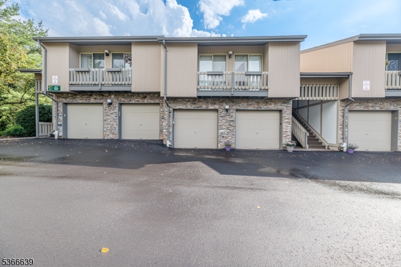 West Orange Twp., New Jersey 07052, United States, 1 Bedroom Bedrooms, ,2 BathroomsBathrooms,Residential,Active,156809