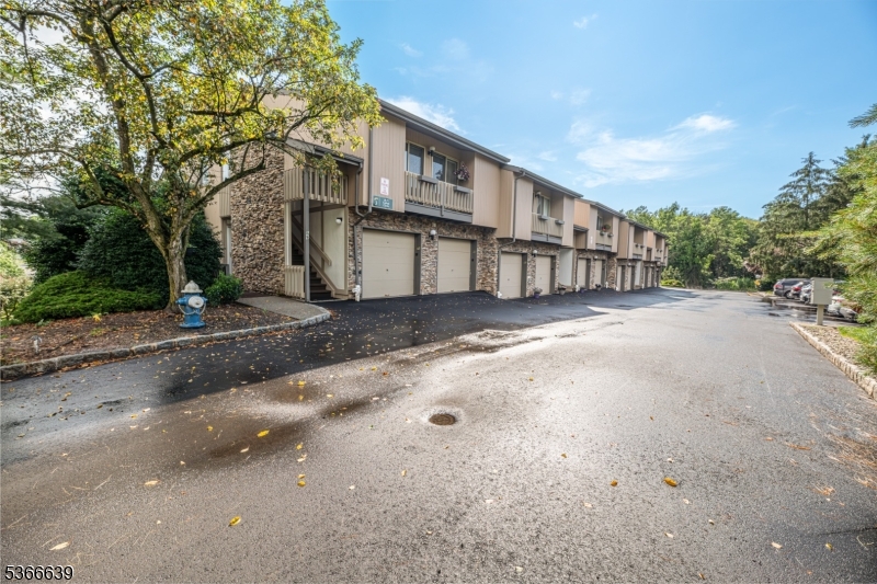 West Orange Twp., New Jersey 07052, United States, 1 Bedroom Bedrooms, ,2 BathroomsBathrooms,Residential,Active,156809