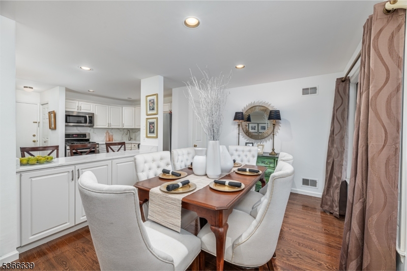 West Orange Twp., New Jersey 07052, United States, 1 Bedroom Bedrooms, ,2 BathroomsBathrooms,Residential,Active,156809