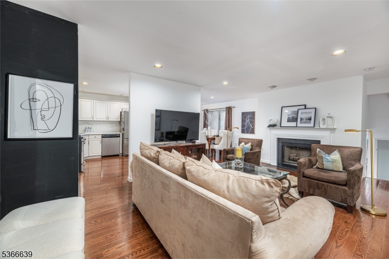 West Orange Twp., New Jersey 07052, United States, 1 Bedroom Bedrooms, ,2 BathroomsBathrooms,Residential,Active,156809