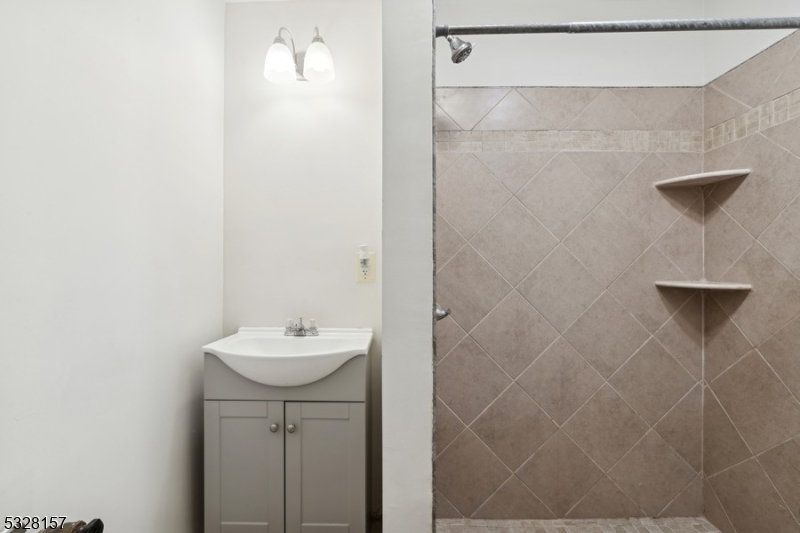 Jersey City, New Jersey 07304, United States, 3 Bedrooms Bedrooms, ,3 BathroomsBathrooms,Residential,Active,26982