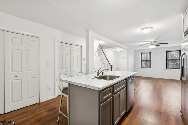 Jersey City, New Jersey 07304, United States, 3 Bedrooms Bedrooms, ,3 BathroomsBathrooms,Residential,Active,26982