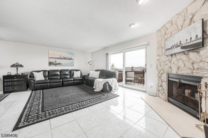 Highview At Hawthorne - Residential