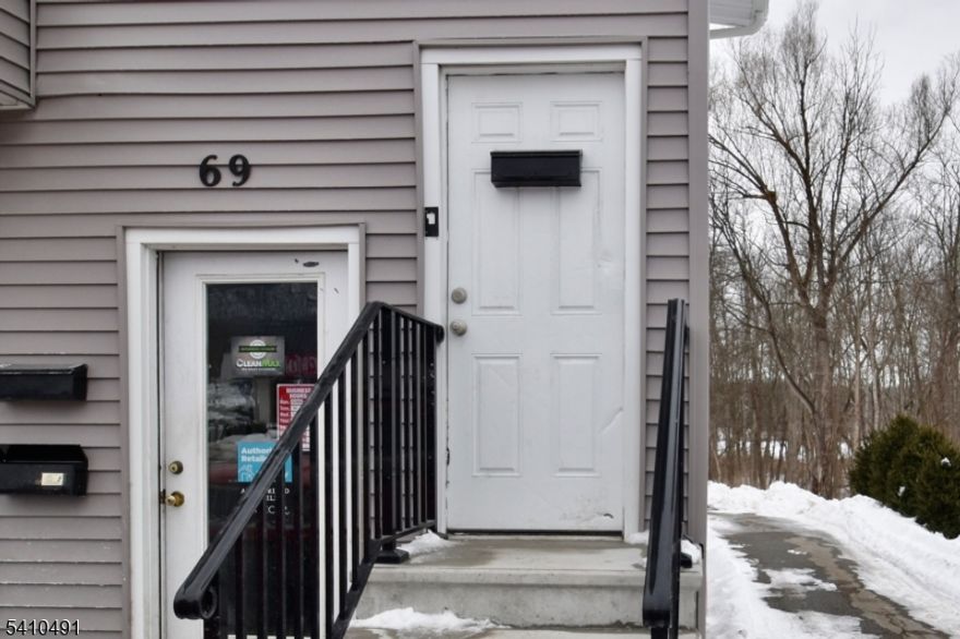 nicely renovated 2 bedroom apartment located in the heart of Franklin boro, come see today!