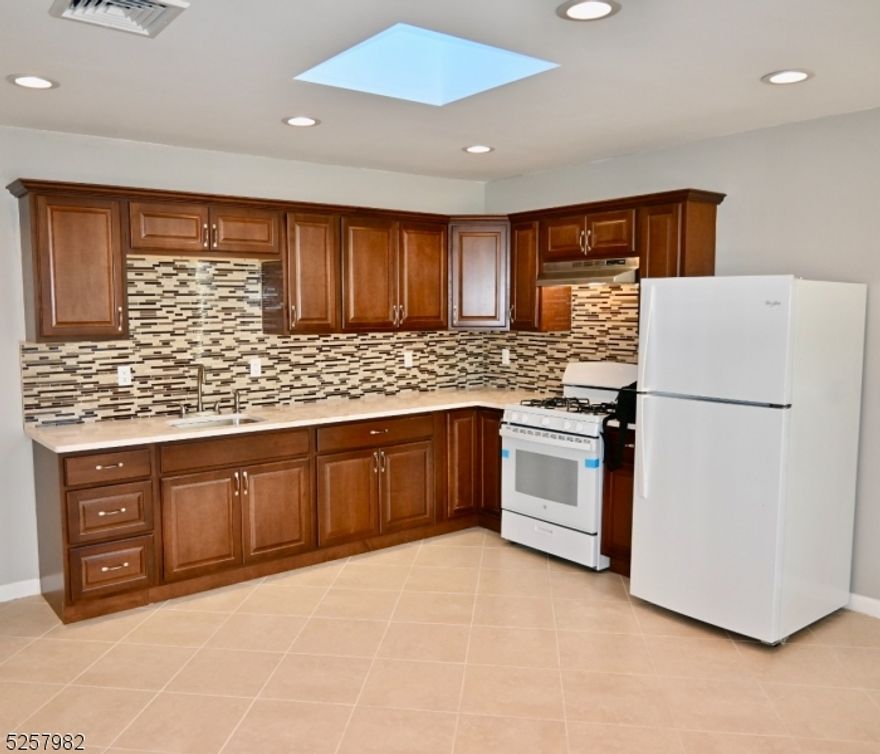 NEWLY UPDATED 2 BEDROOM, 2 BATH, OPEN CONCEPT APARTMENT LOCATED IN THE BEAUTIFUL TOWNSHIP OF WAYNE, WALKING DISTANCE OF EATING AND SHOPPING. BUILDING VERY CLOSE TO TRANSPORTATION AND IS GREAT FOR COMMUTERS.