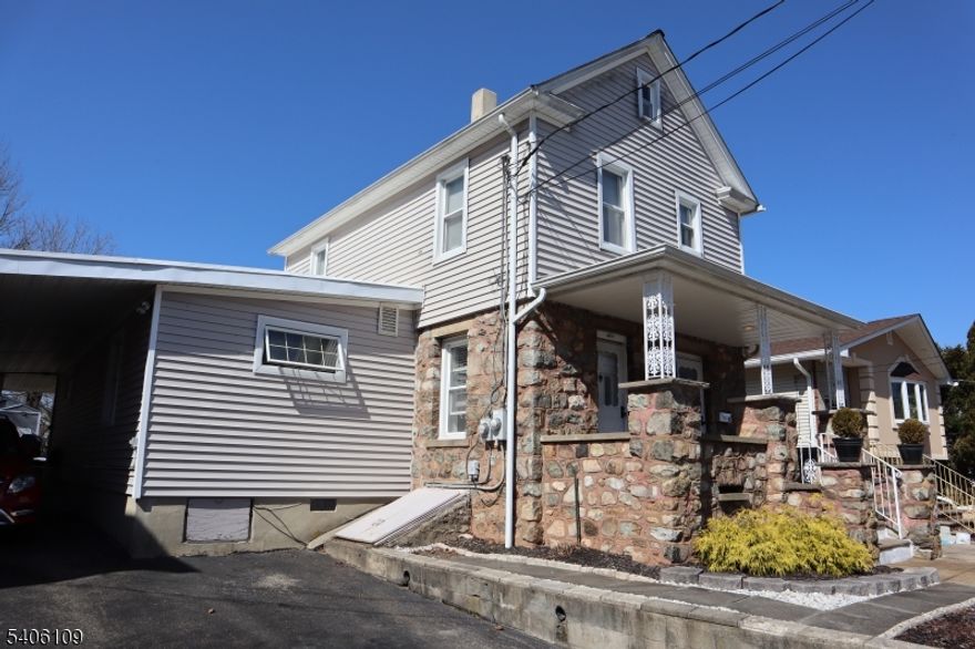 Well-maintained 1-bedroom, second floor, rental in a desirable Netcong location. Conveniently situated near major commuter routes, shopping, and a variety of restaurants. Offers a comfortable living space plus the convenience of an off-street parking space. Ideal for commuters seeking easy access and low-maintenance living.