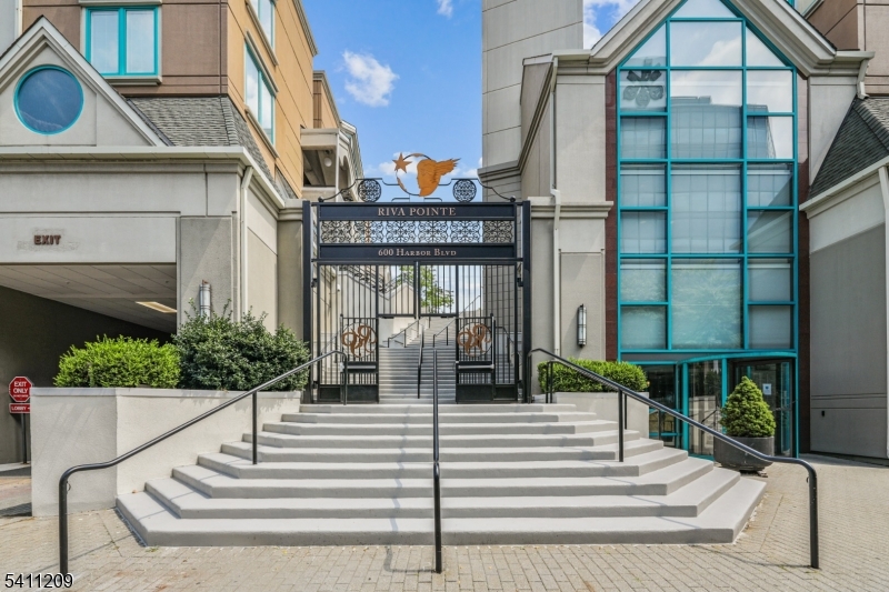 Riva Pointe - Residential