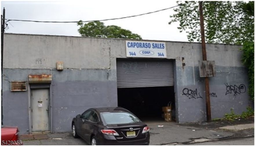 5000 sq ft warehouse, 14 ft high ceiling, clear office area and bath
