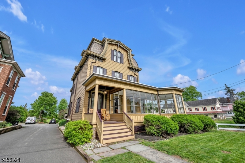 152 Main St