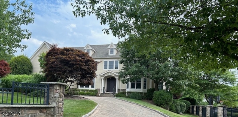 RIKER HILL - Residential