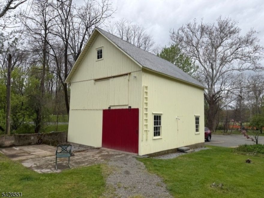 Large Barn Aprox 1500Sqft!!! 2 Floors! Will Have Electic Service... Highway Location! Must See! Great Rental!