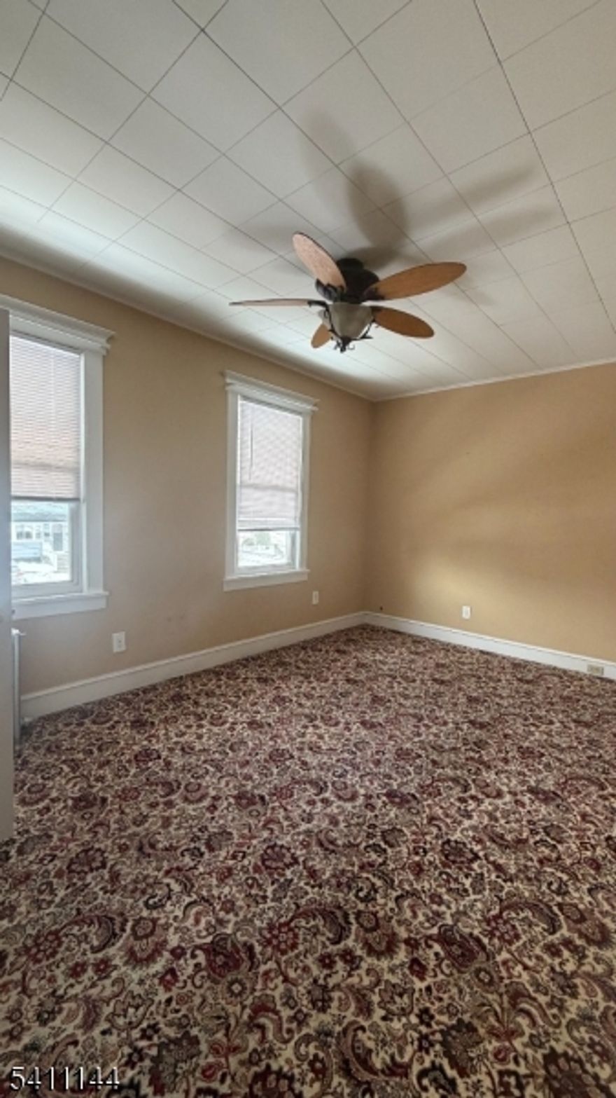 Well-maintained first-floor apartment available for rent. This apartment feature 2 bedroom, living room, eat-in kitchen, and full bath. Ready for immediate move-in. Bus stop conveniently located in front of the house, providing excellent public transport access.