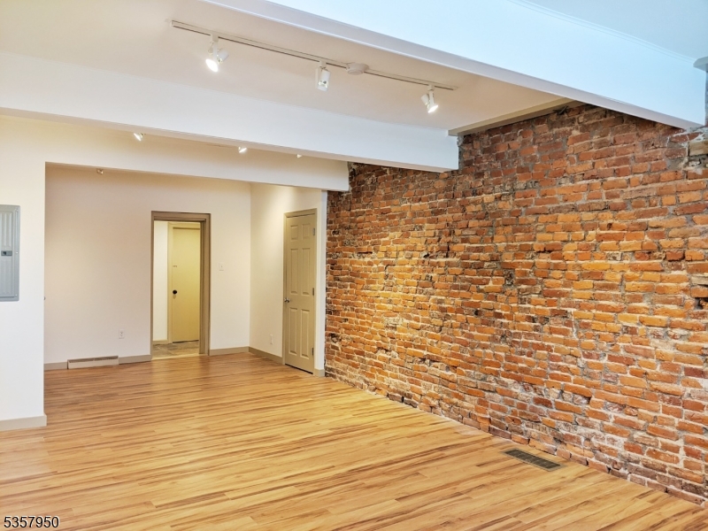 1 Feeder St