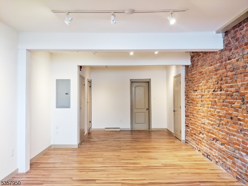 1 Feeder St