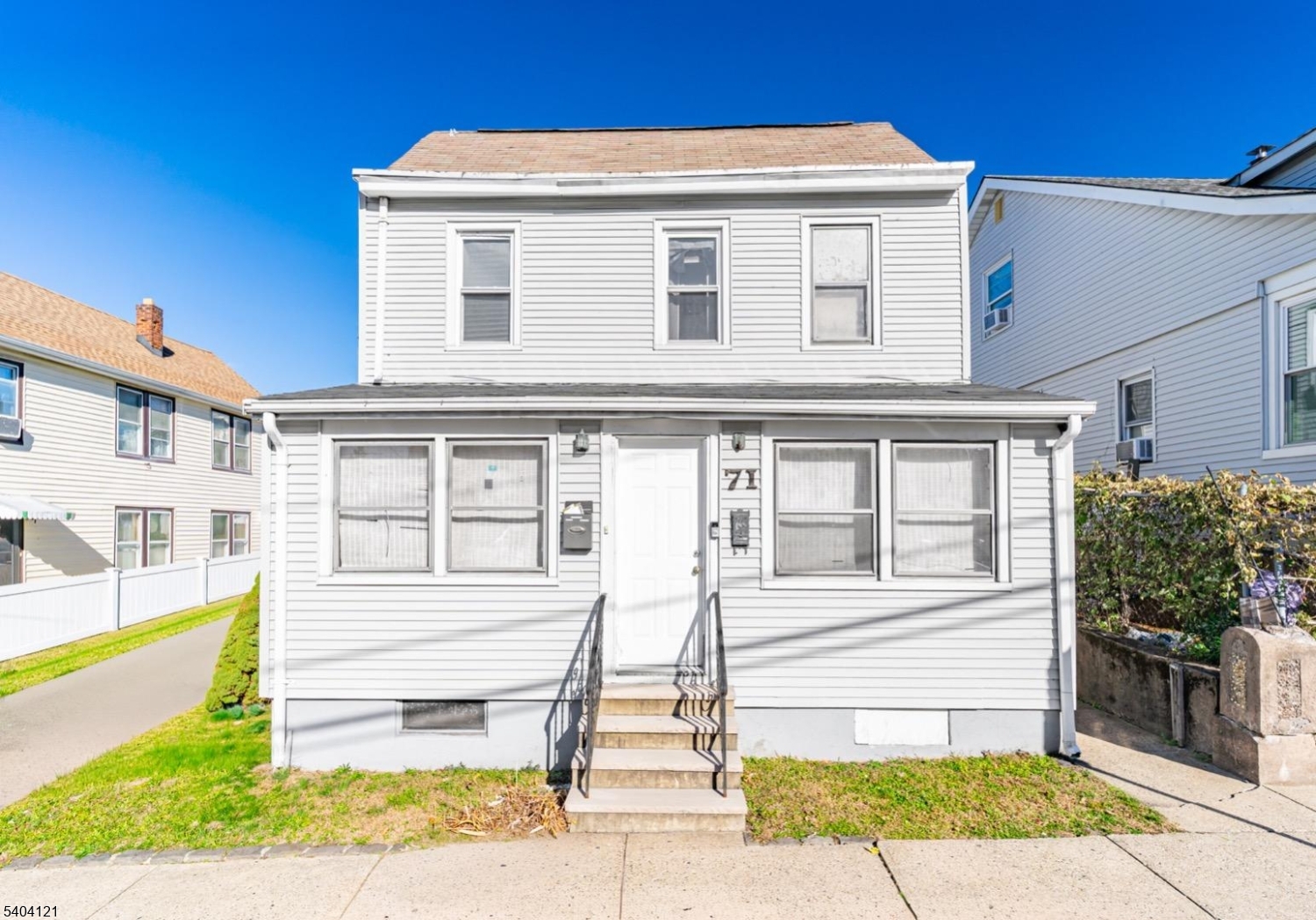 Main image without alt text