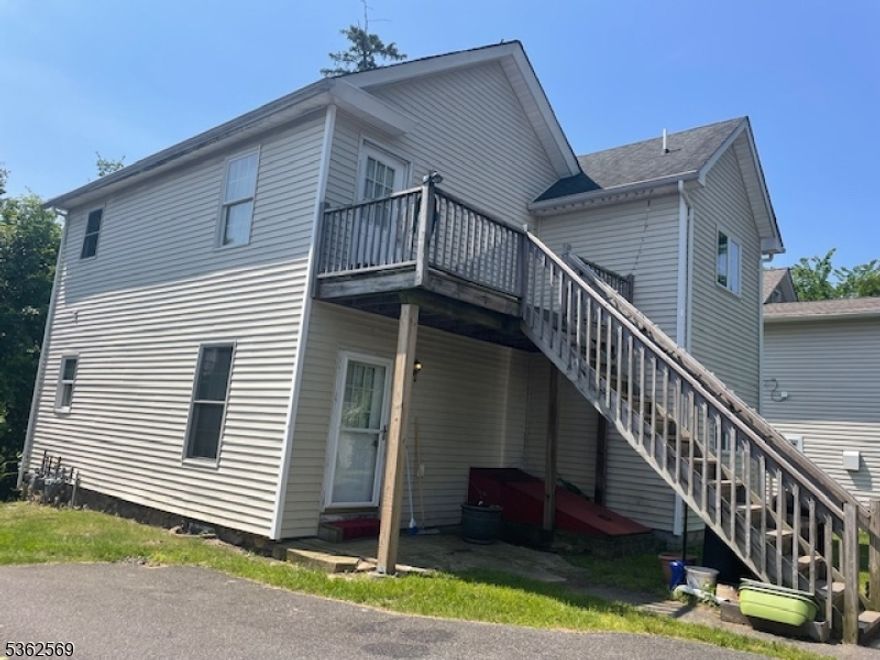 BEAUTIFULLY UPDATED UPSTAIRS UNIT IN A QUIET AREA WITH PRIVATE PARKING CENTRAL AIR, HARDWOOD FLOORS, WELL MAINTAINED 200 YARDS FROM THE NY BUS,STORAGE UNIT IN BASEMENT,LARGE BEDROOM WITH AMPLE CLOSETS
