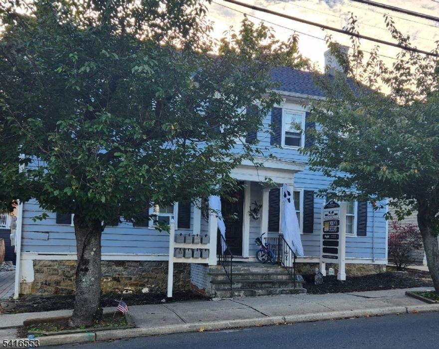 Rent your newly renovated 2 bedroom, 1 bath apartment in downtown Clinton as soon as possible. Complete renovation, including the bathroom. See youvery soon!