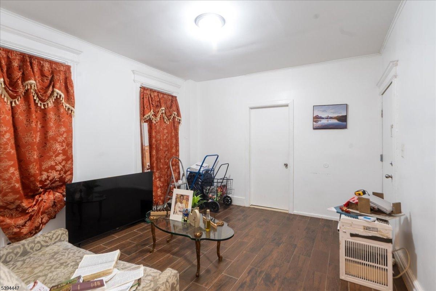 Main image without alt text