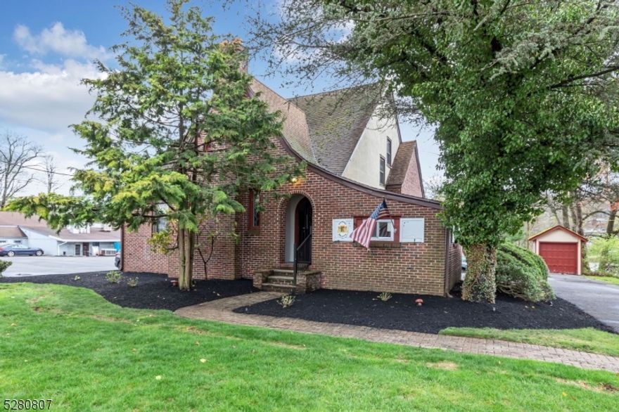 This home with a gorgeous view is close to schools, restataunts, and shopping. This home offers large rooms, first floor bedroom with ensuite and has amazing lake views!