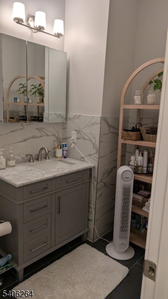 Convenient to Train & South - Residential Lease