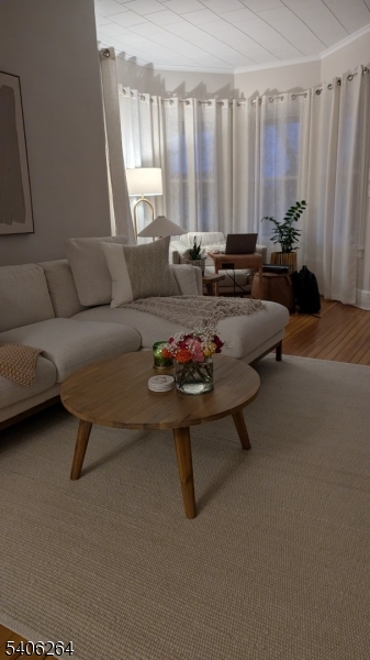 Convenient to Train & South - Residential Lease