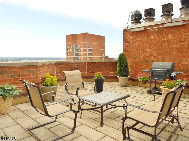 Harmon Cove Towers - Residential