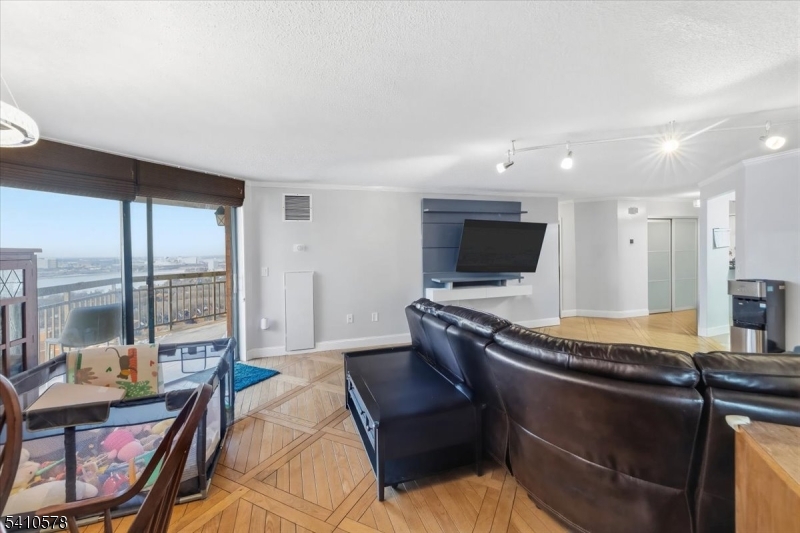 Harmon Cove Towers - Residential