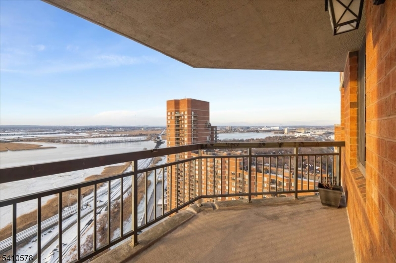 Harmon Cove Towers - Residential