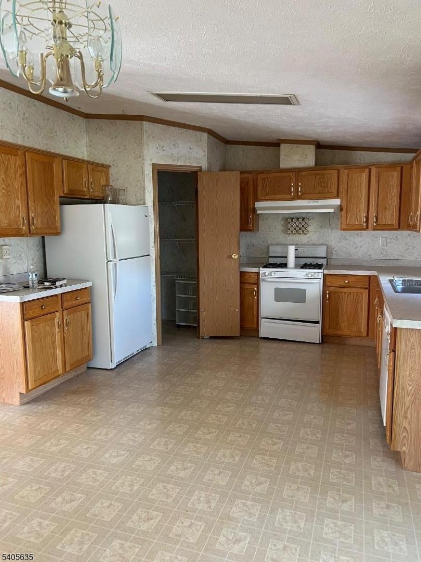 HIGHLANDER HILLS ESTATE - Residential